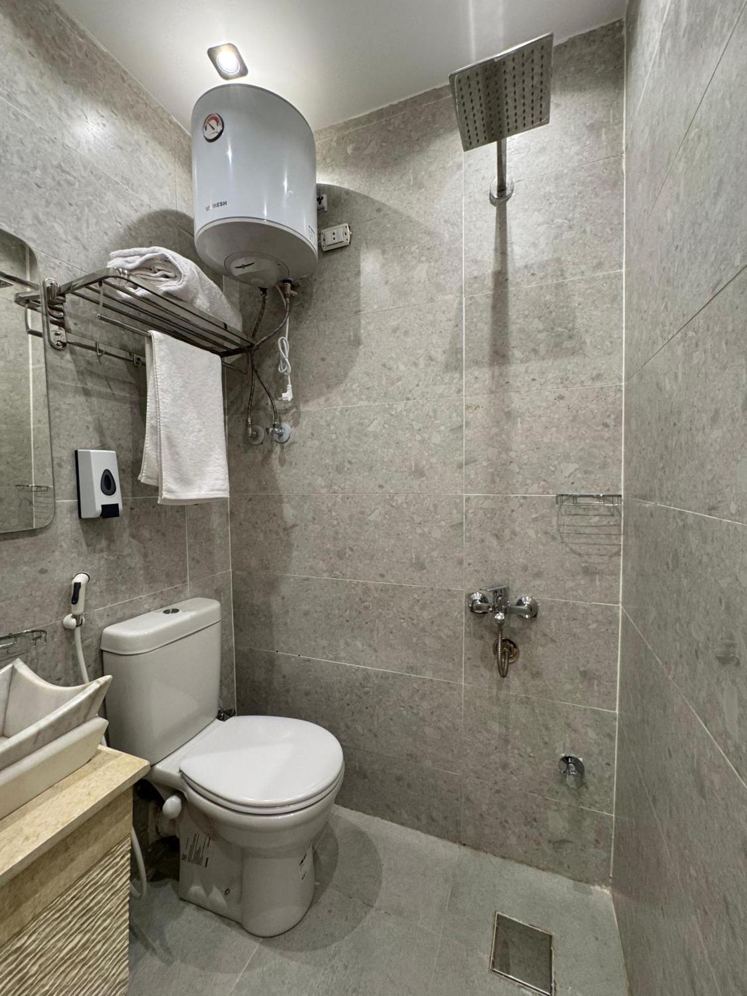 Ghatati New White Pyramids Inn מראה חיצוני תמונה
