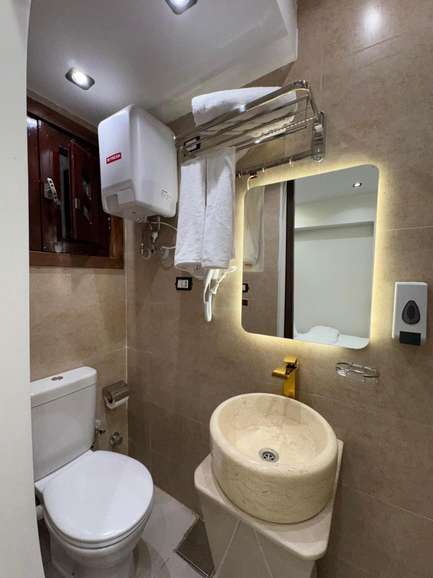 Ghatati New White Pyramids Inn מראה חיצוני תמונה